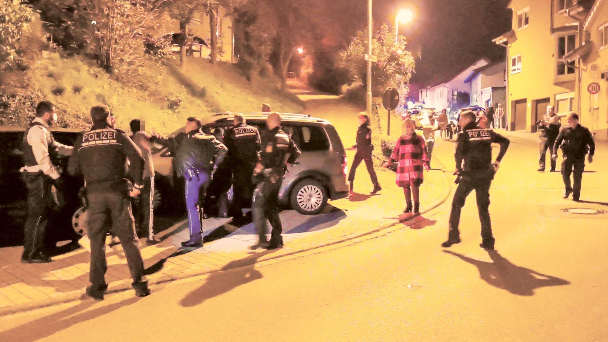 Die Polizei musste in der Nacht zum Samstag (9. Oktober) mit einem Großaufgebot in Sinsheim ausrücken.