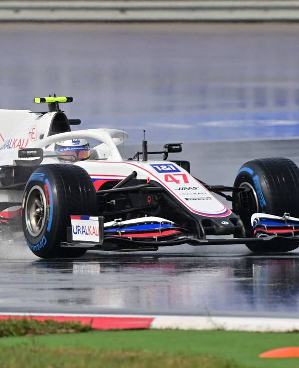 Der Formel-1-Bolide von Mick Schumacher auf der regennassen Rennstrecke in Istanbul.