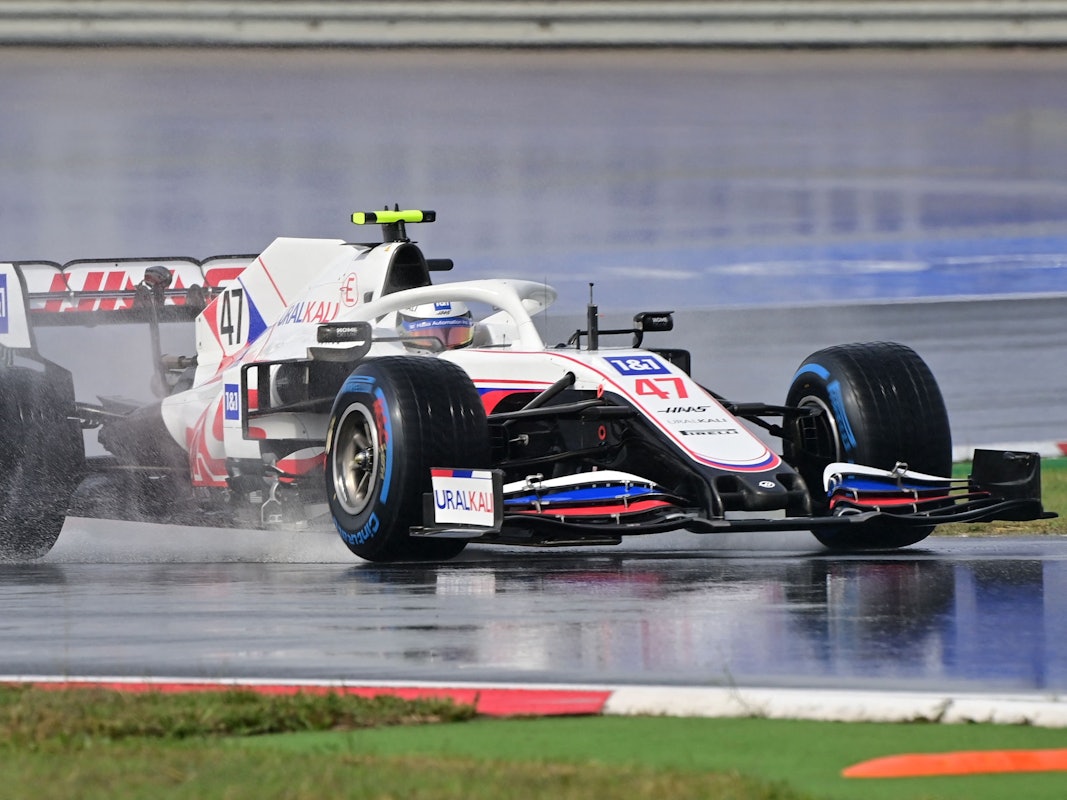 Der Formel-1-Bolide von Mick Schumacher auf der regennassen Rennstrecke in Istanbul.