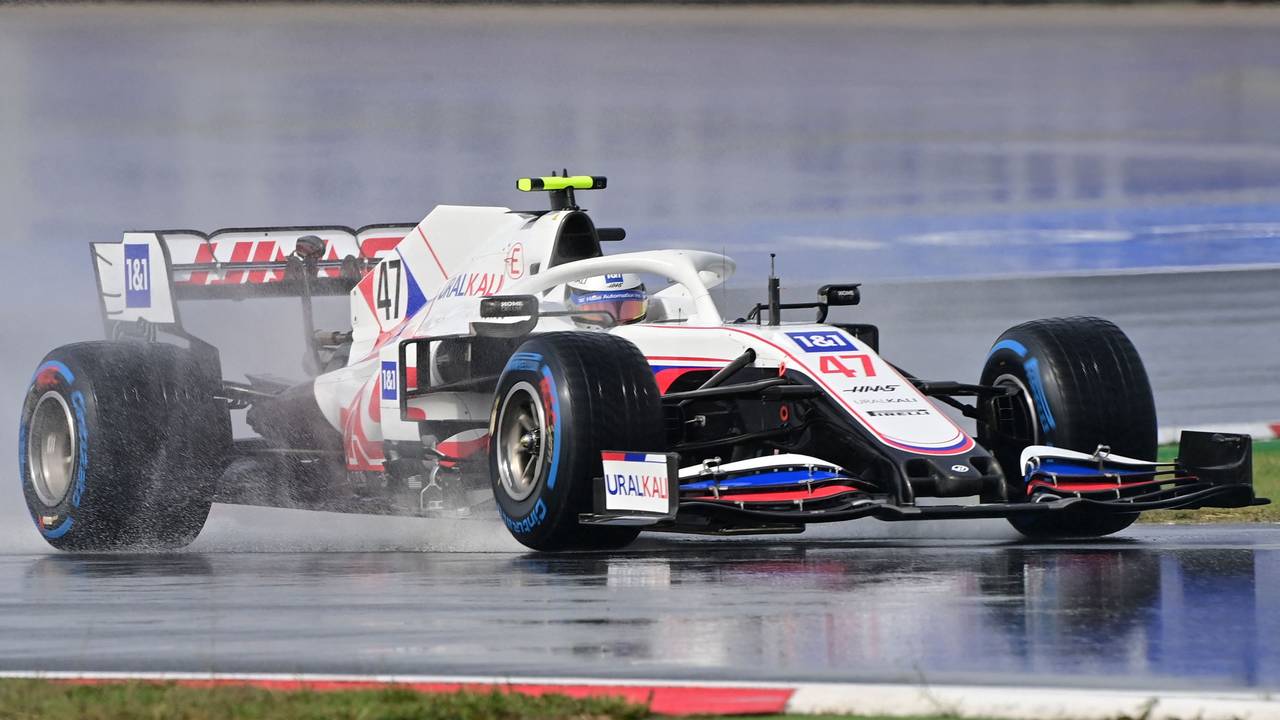 Der Formel-1-Bolide von Mick Schumacher auf der regennassen Rennstrecke in Istanbul.