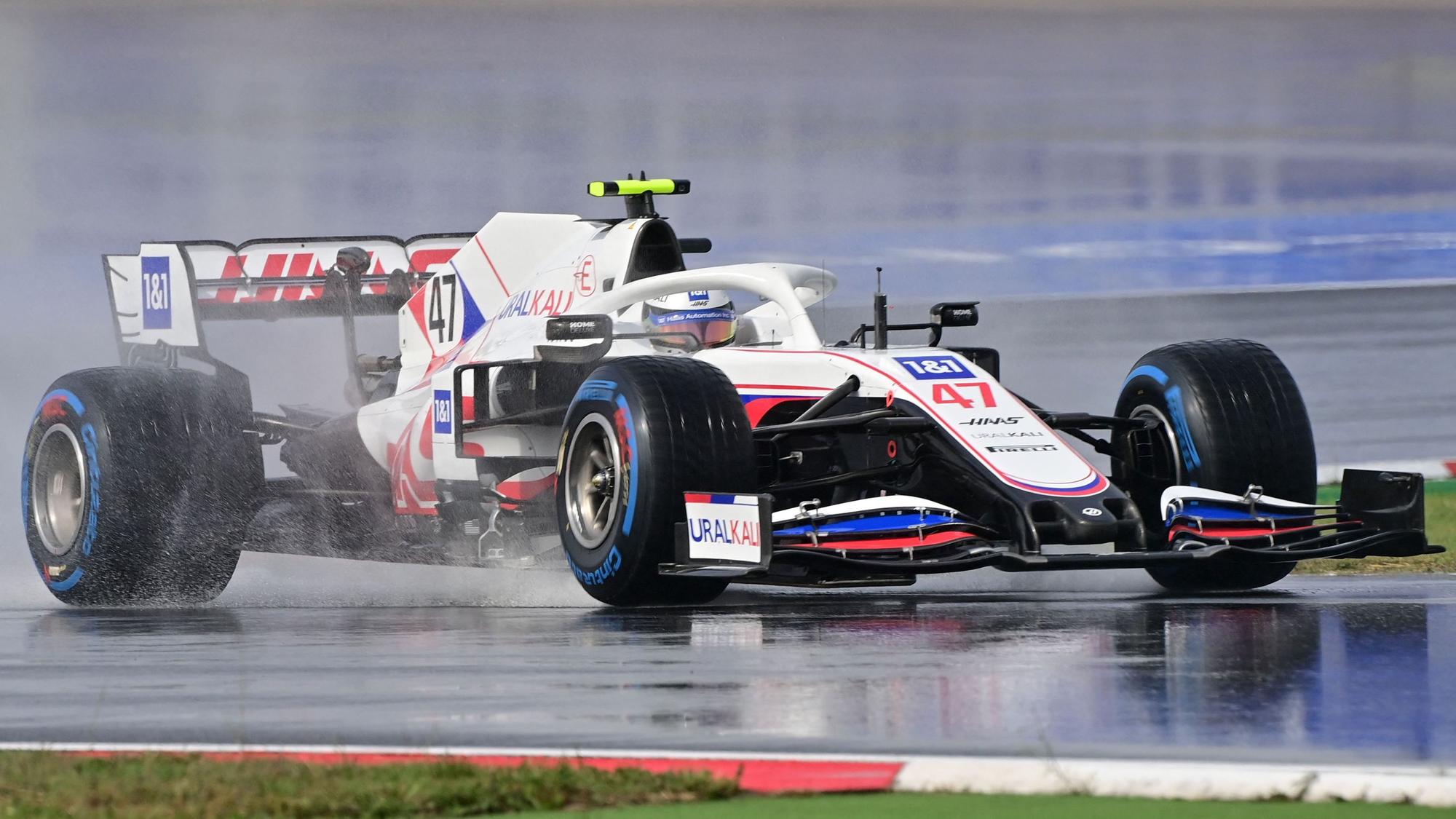 Der Formel-1-Bolide von Mick Schumacher auf der regennassen Rennstrecke in Istanbul.