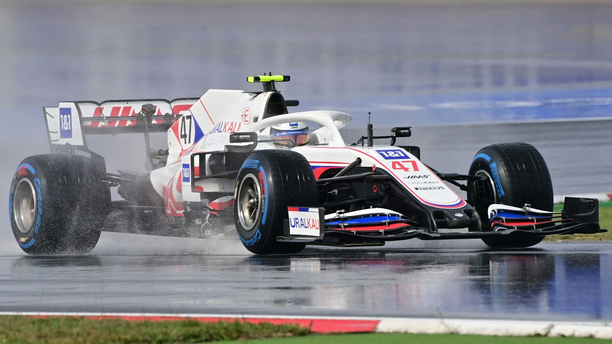 Der Formel-1-Bolide von Mick Schumacher auf der regennassen Rennstrecke in Istanbul.