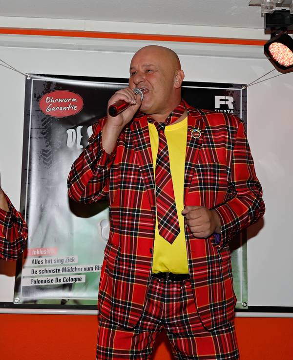 Reiner Buch und Ralf Heeg singen in der Gaststätte Zur Post.