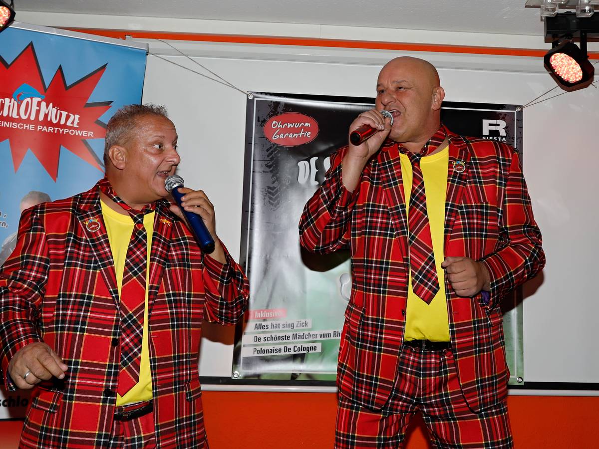 Reiner Buch und Ralf Heeg singen in der Gaststätte Zur Post.