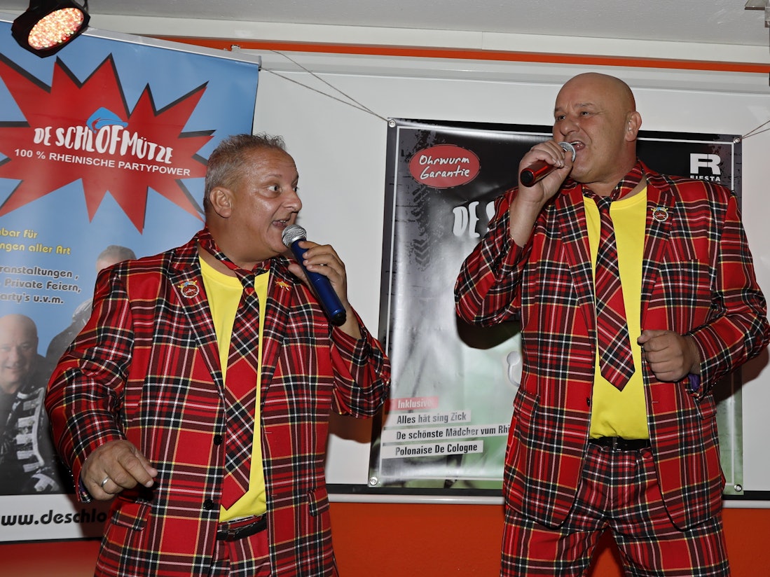 Reiner Buch und Ralf Heeg singen in der Gaststätte Zur Post.