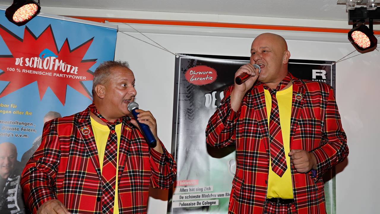 Reiner Buch und Ralf Heeg singen in der Gaststätte Zur Post.
