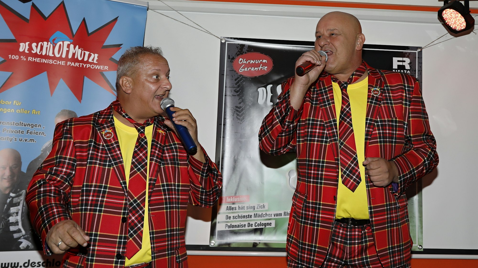 Reiner Buch und Ralf Heeg singen in der Gaststätte Zur Post.