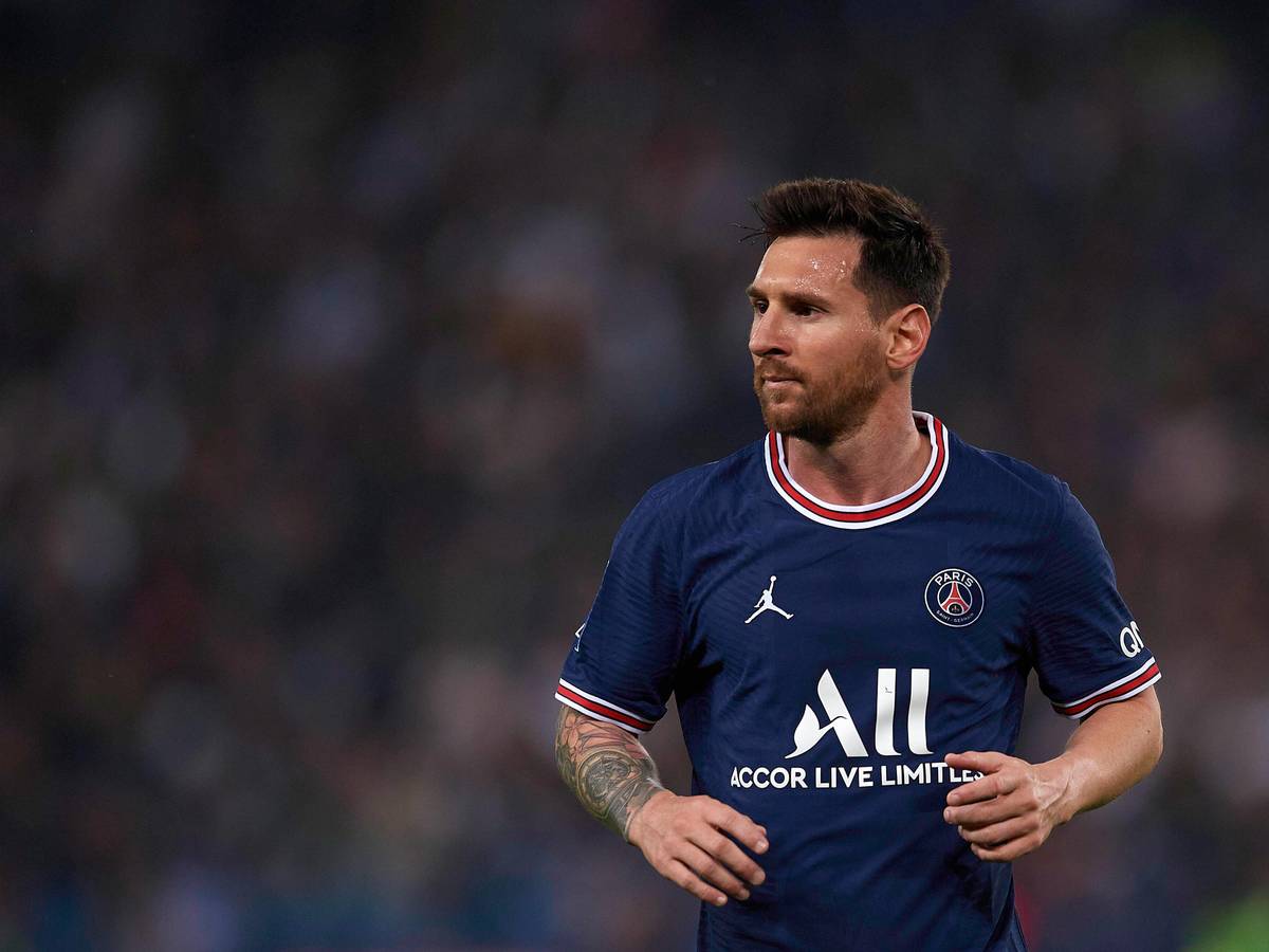 Paris-Star Lionel Messi schaut gegen Olympique Lyon in der Ligue 1 konzentriert nach rechts