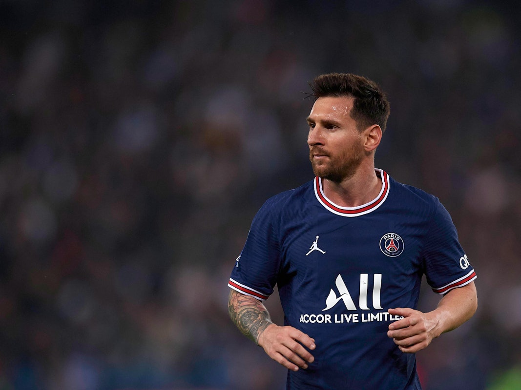 Paris-Star Lionel Messi schaut gegen Olympique Lyon in der Ligue 1 konzentriert nach rechts