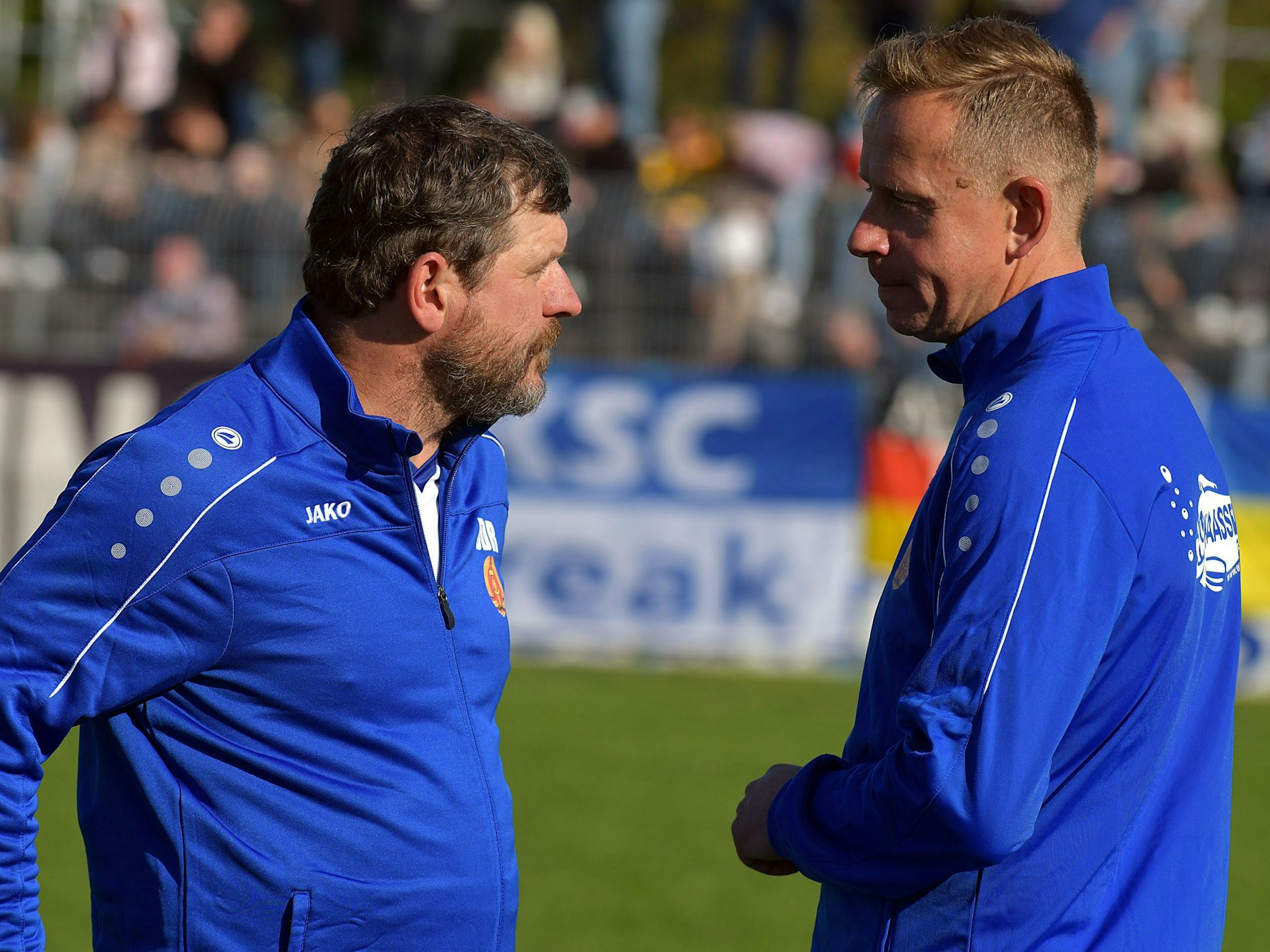 Steffen Baumgart spricht mit Jörg Heinrich.