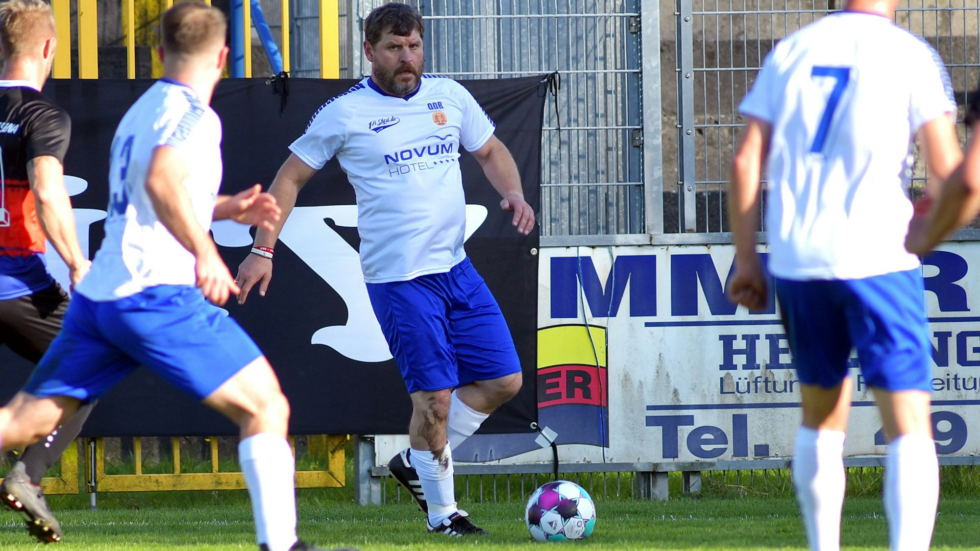 Steffen Baumgart spielt für die DDR gegen Ostfriesland.