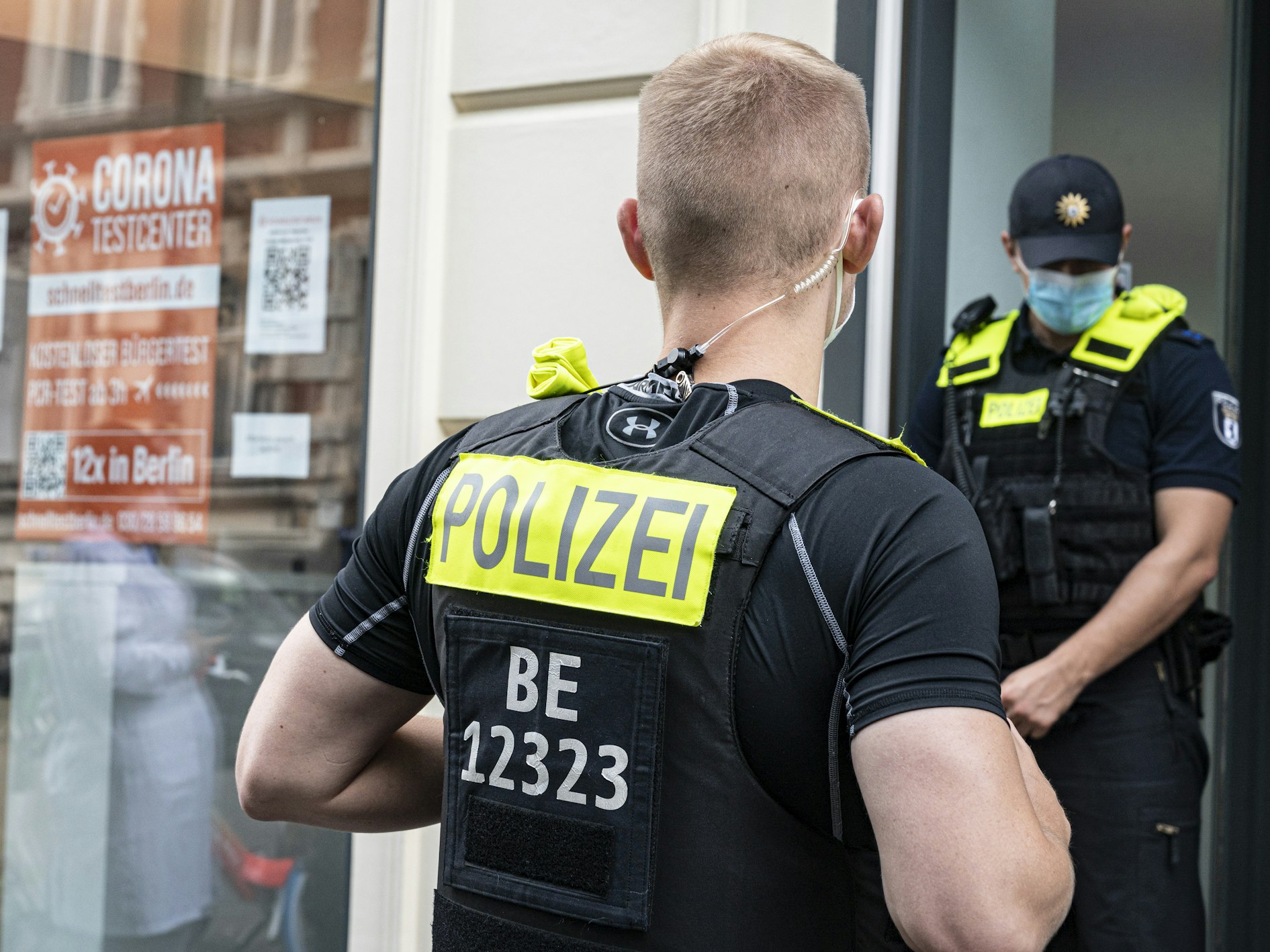 Die Polizei (hier ein Archivfoto von einem Einsatz in Berlin) ermittelt in dem Fall.