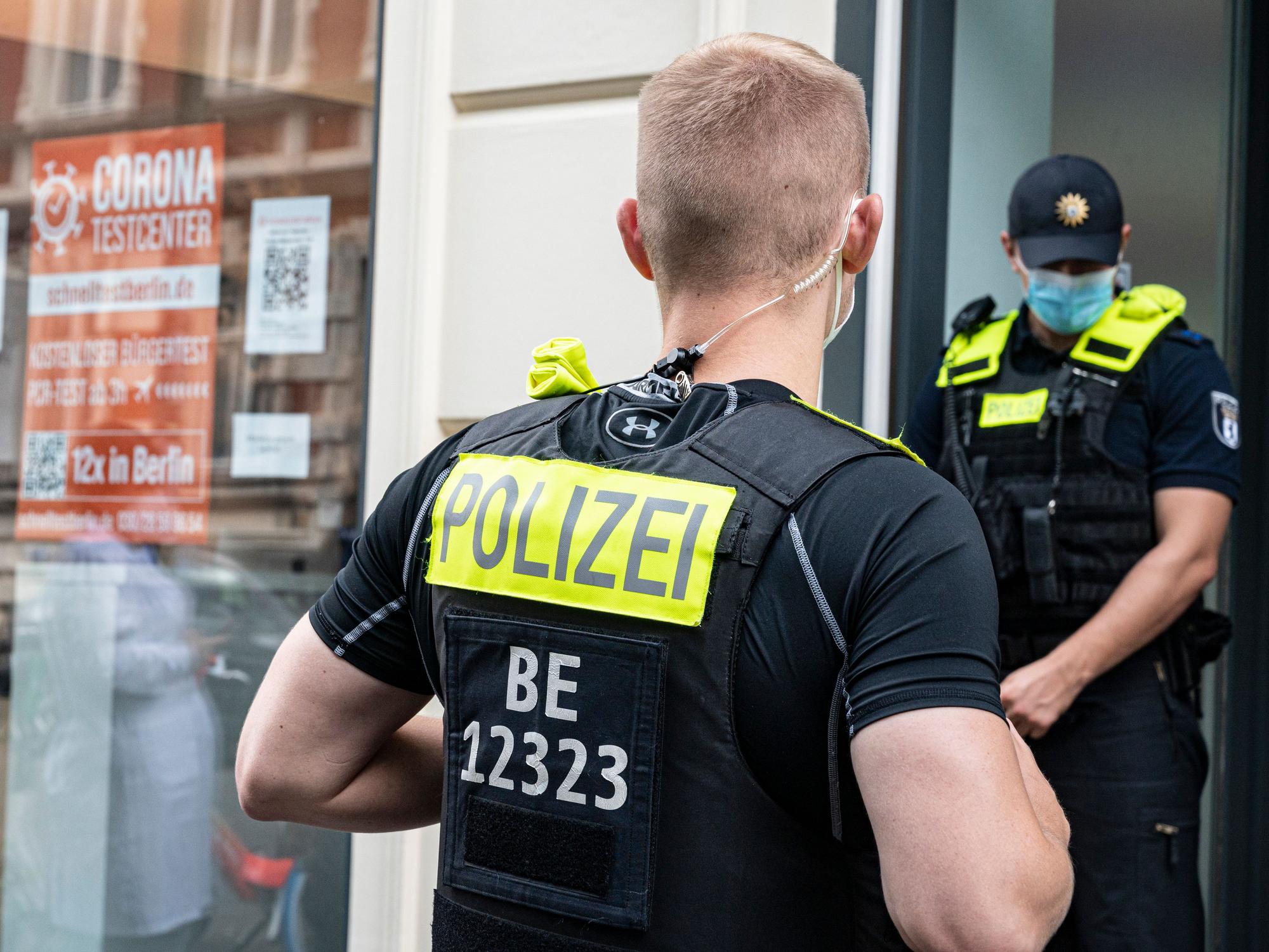 Die Polizei (hier ein Archivfoto von einem Einsatz in Berlin) ermittelt in dem Fall.