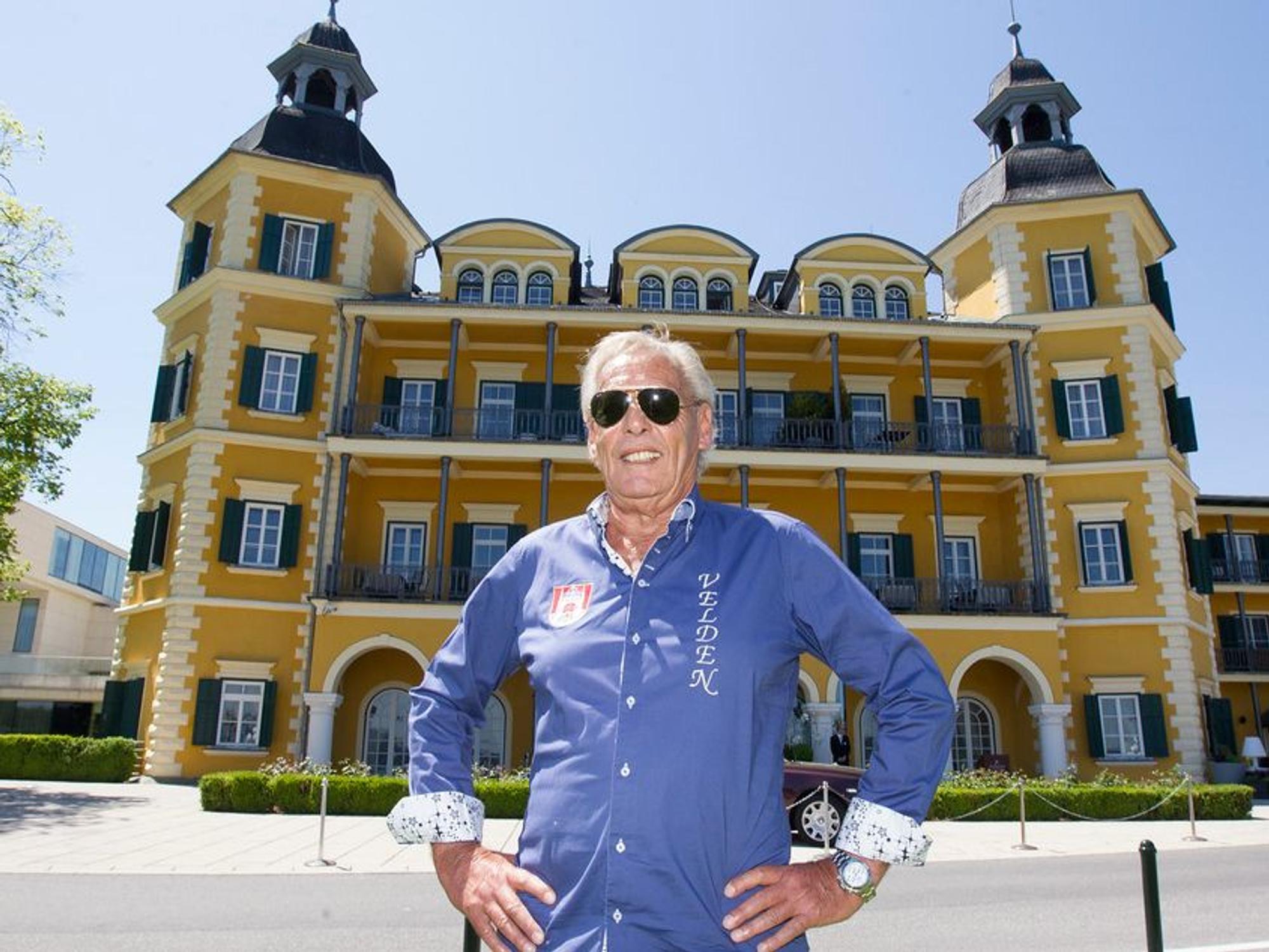 Wörthersee-Insider Franz Pfauser vor dem Schlosshotel.