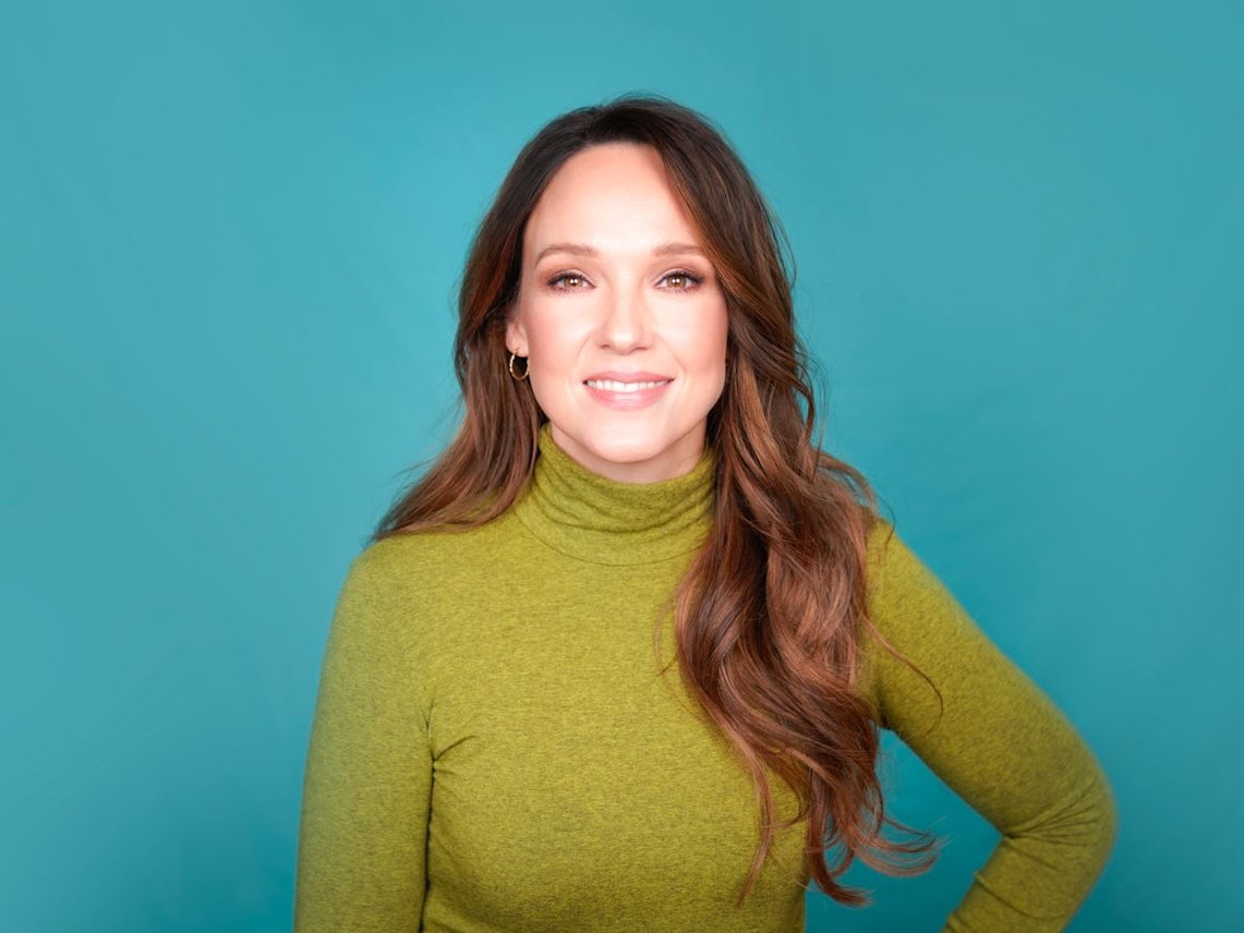 Carolin Kebekus schaut in die Kamera