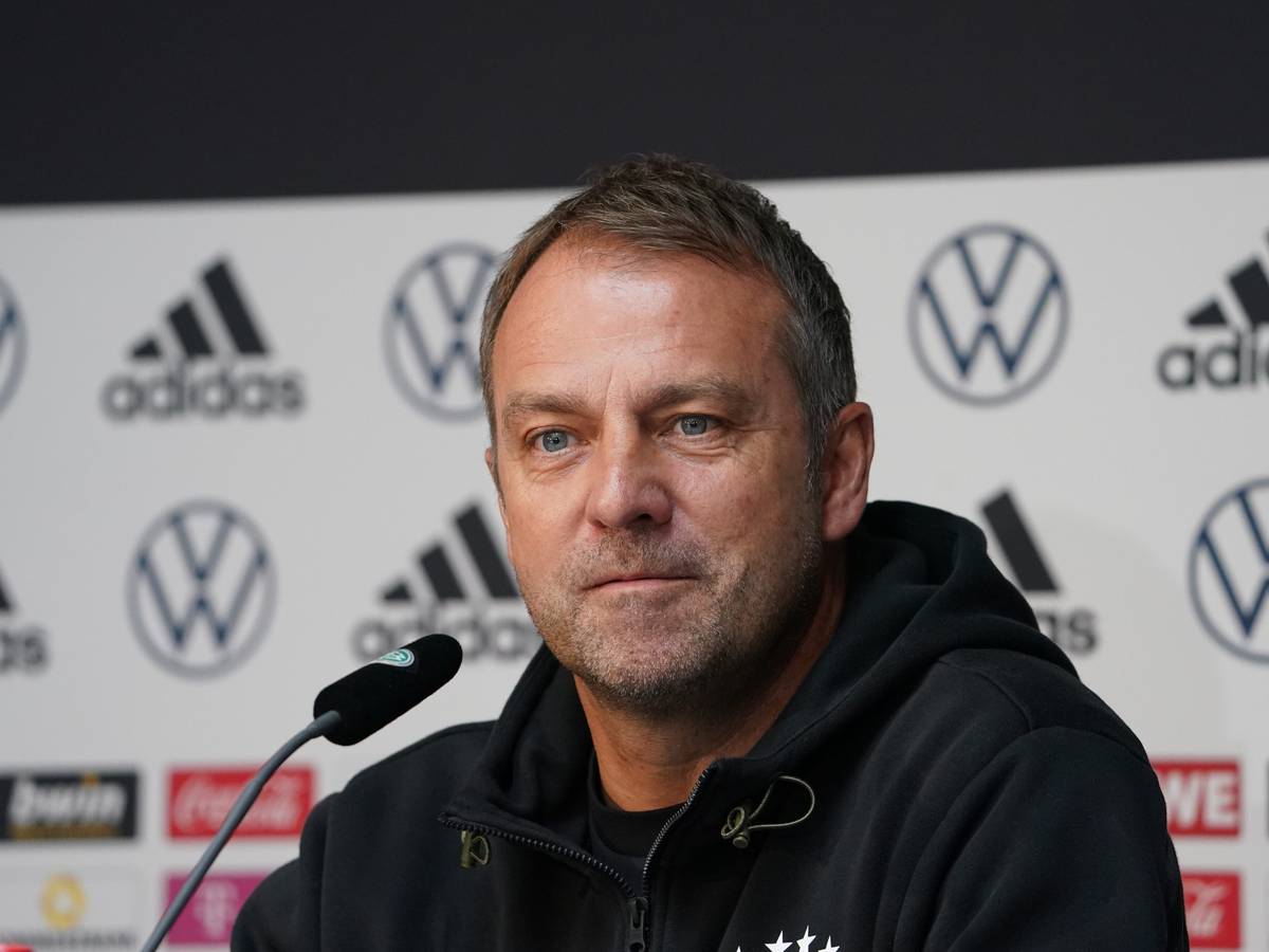 Bundestrainer Hansi Flick auf dem Podium bei einer DFB-Pressekonferenz.