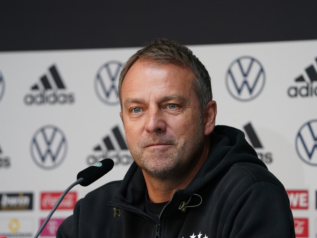 Bundestrainer Hansi Flick auf dem Podium bei einer DFB-Pressekonferenz.