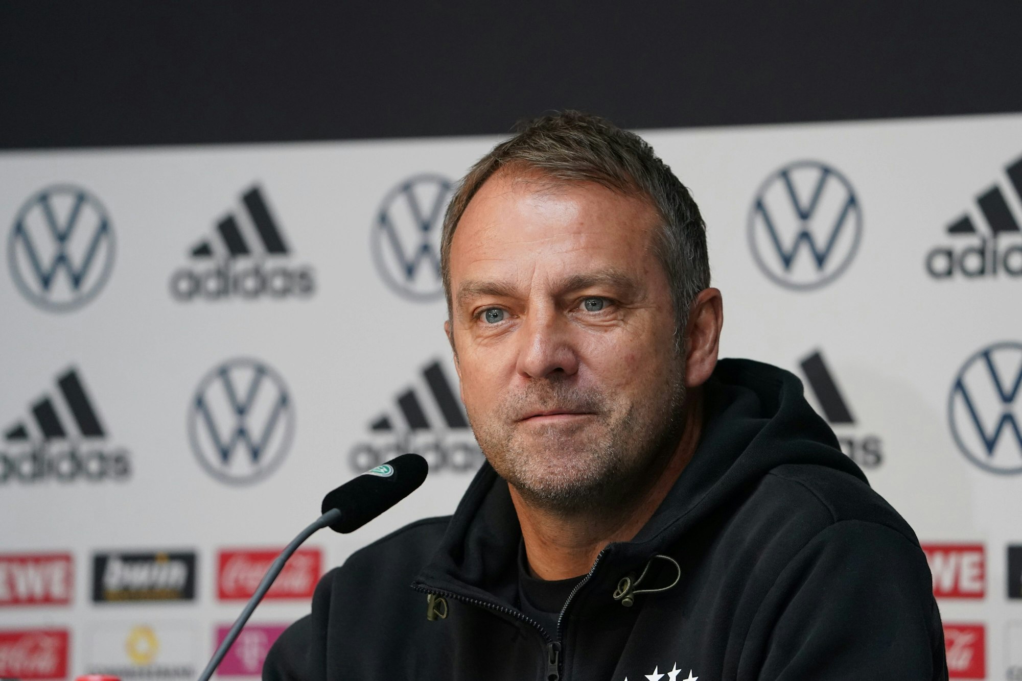 Bundestrainer Hansi Flick auf dem Podium bei einer DFB-Pressekonferenz.