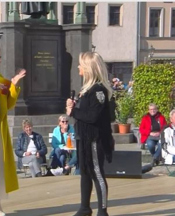 Superstar Bonnie Tyler war am Sonntag (10. Oktober) zu Gast bei ZDF-Fernsehgarten Moderatorin Andrea Kiewel.