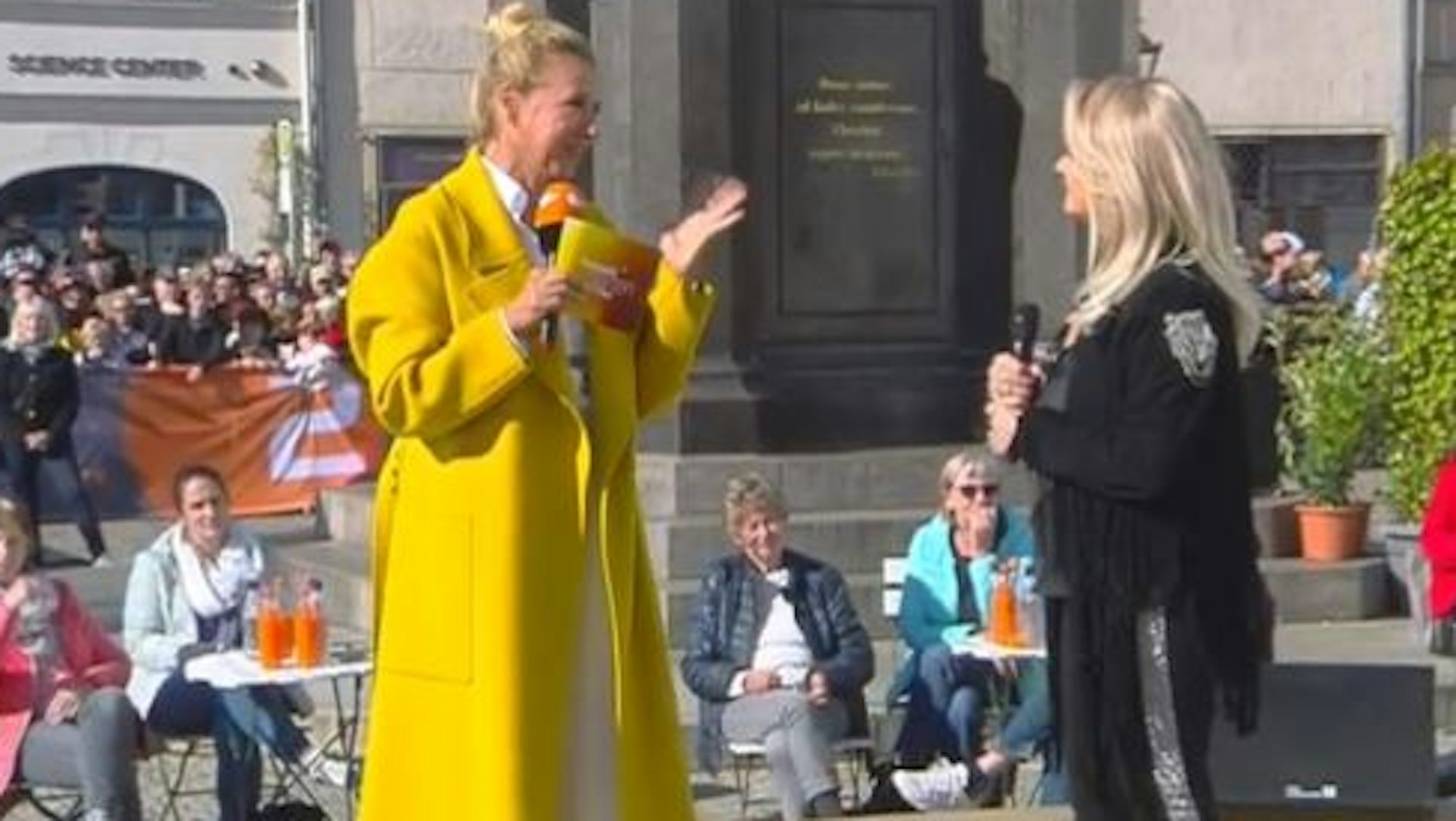 Superstar Bonnie Tyler war am Sonntag (10. Oktober) zu Gast bei ZDF-Fernsehgarten Moderatorin Andrea Kiewel.