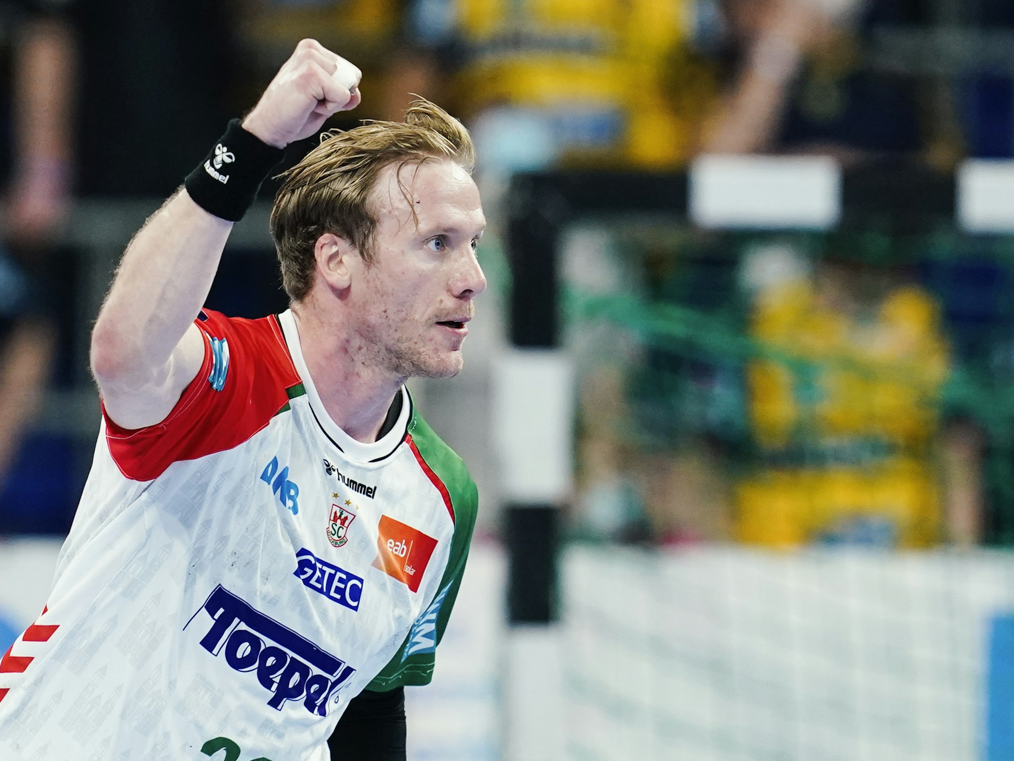 Magnus Gullerud ballt beim Sieg des SC Magdeburg über die Rhein-Neckar Löwen die Faust