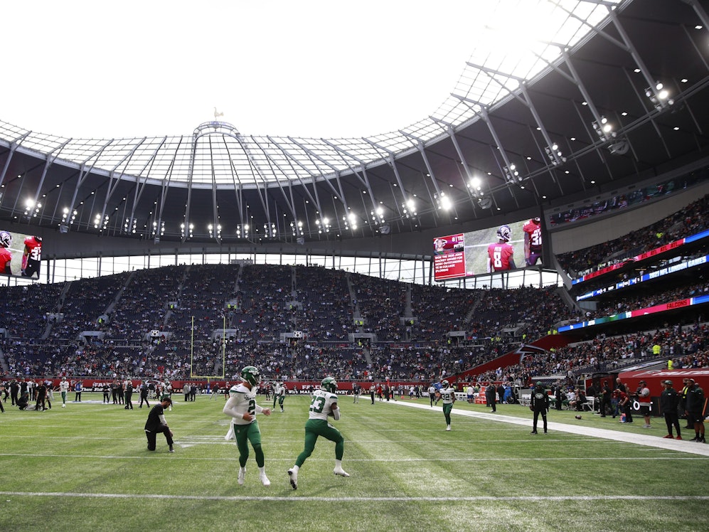 Spieler der New York Jets wärmen sich vor dem NFL-Spiel gegen die Atlanta Falcons in London auf.