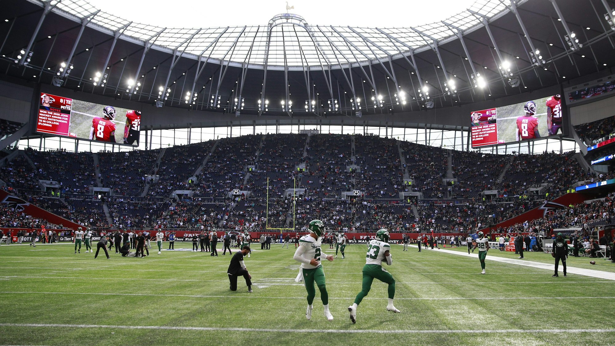 Spieler der New York Jets wärmen sich vor dem NFL-Spiel gegen die Atlanta Falcons in London auf.