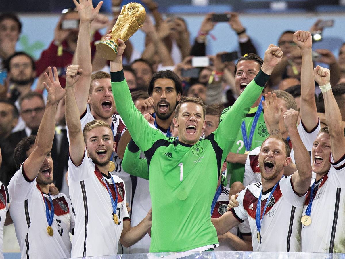 Manuel Neuer feiert mit seinen Mitspielern der deutschen Fußballnationalmannschaft den WM-Titel 2014