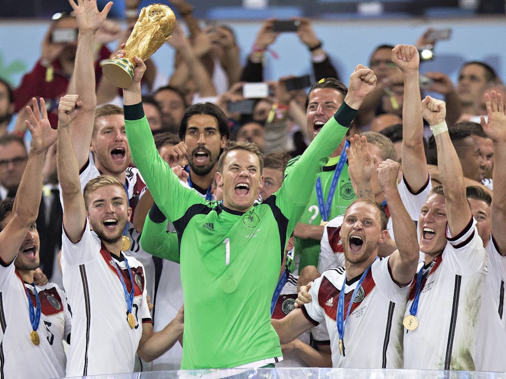 Manuel Neuer feiert mit seinen Mitspielern der deutschen Fußballnationalmannschaft den WM-Titel 2014