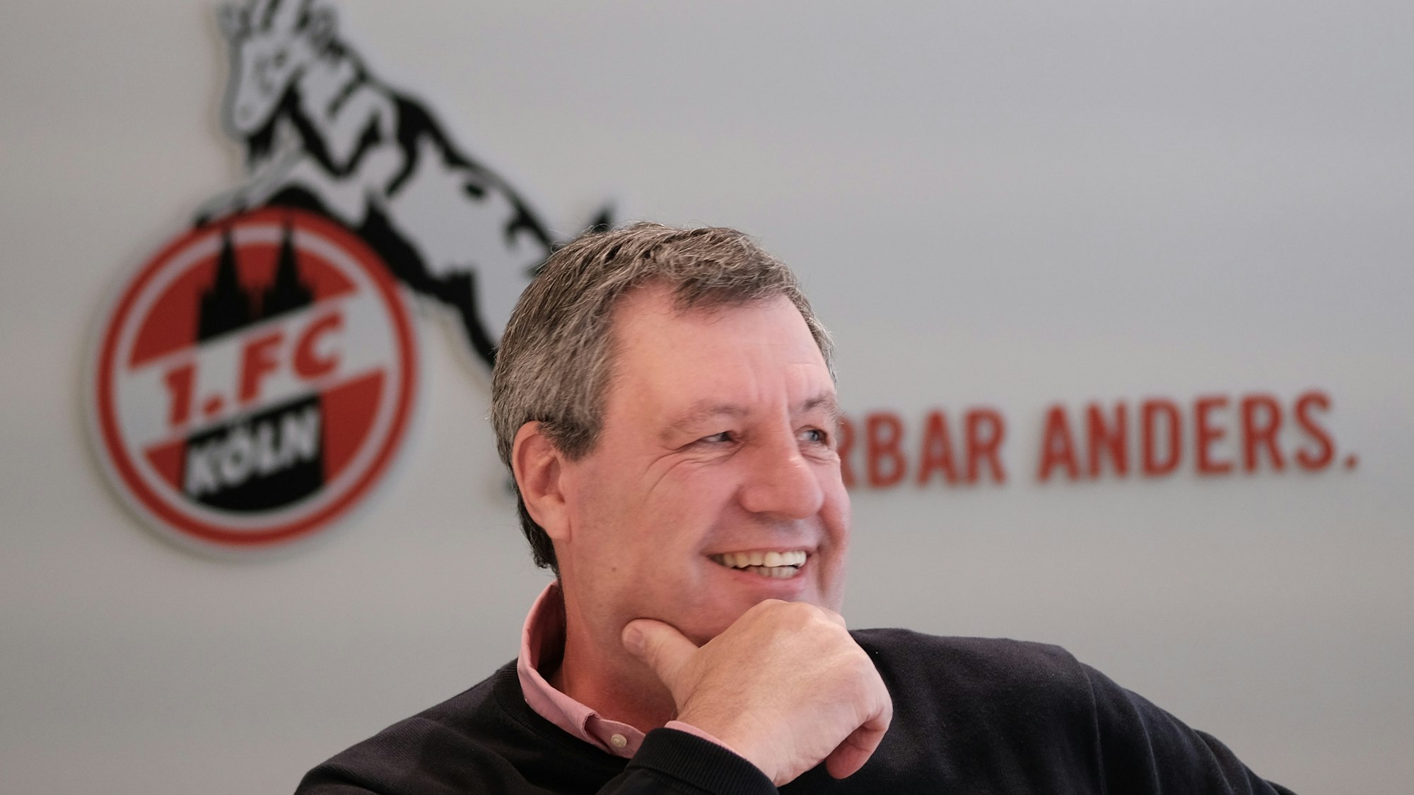 FC-Präsident Werner Wolf spricht beim EXPRESS-Termin im Geißbockheim.