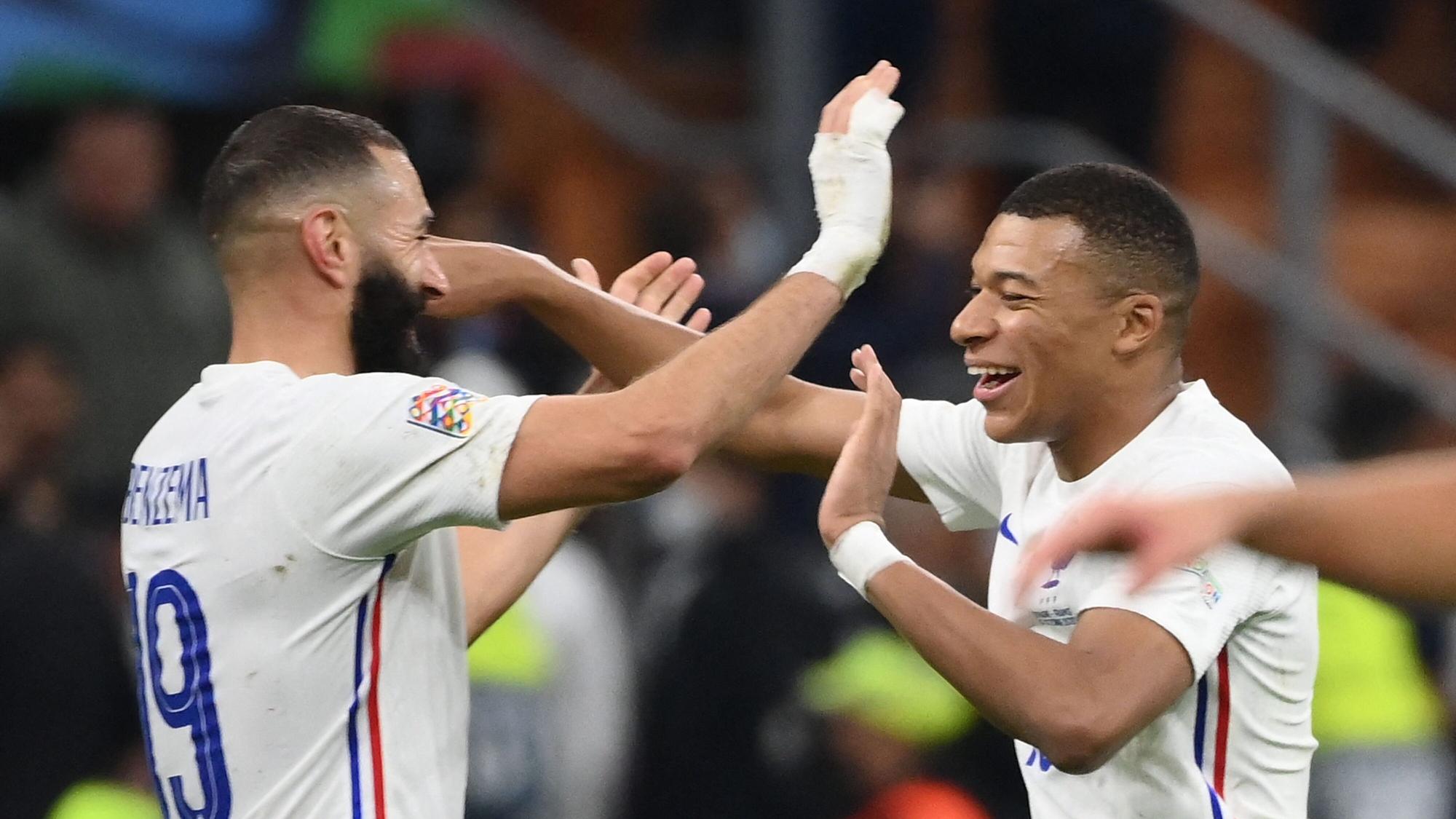 Karim Benzema jubelt mit Kylian Mbappé