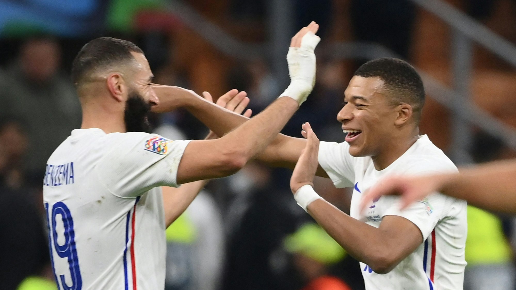 Karim Benzema jubelt mit Kylian Mbappé