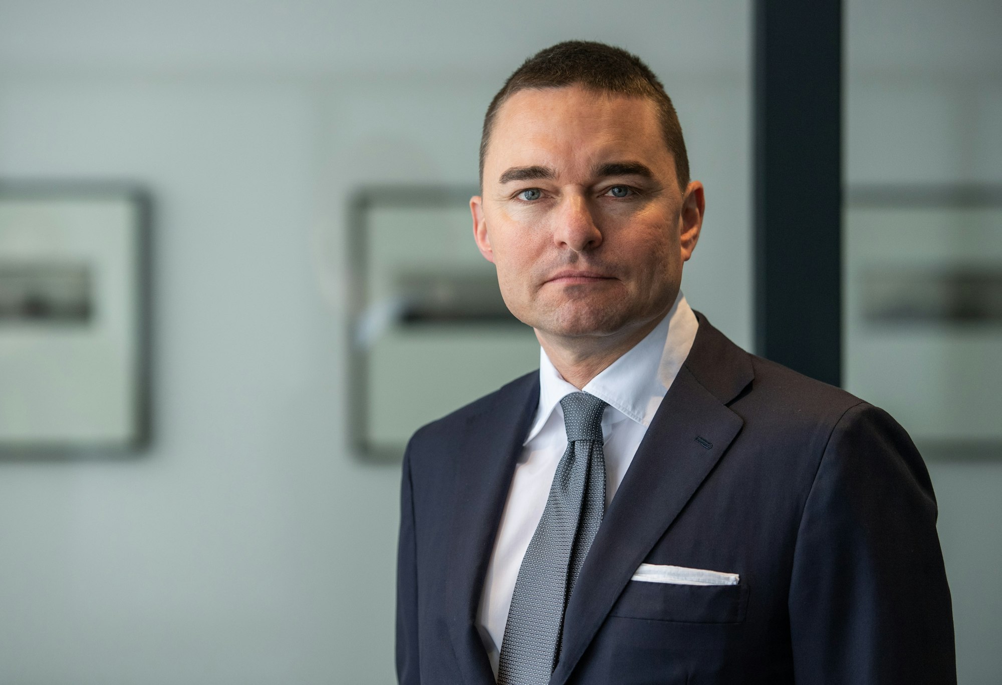Lars Windhorst, Investor von Hertha BSC, steht in einem Büro