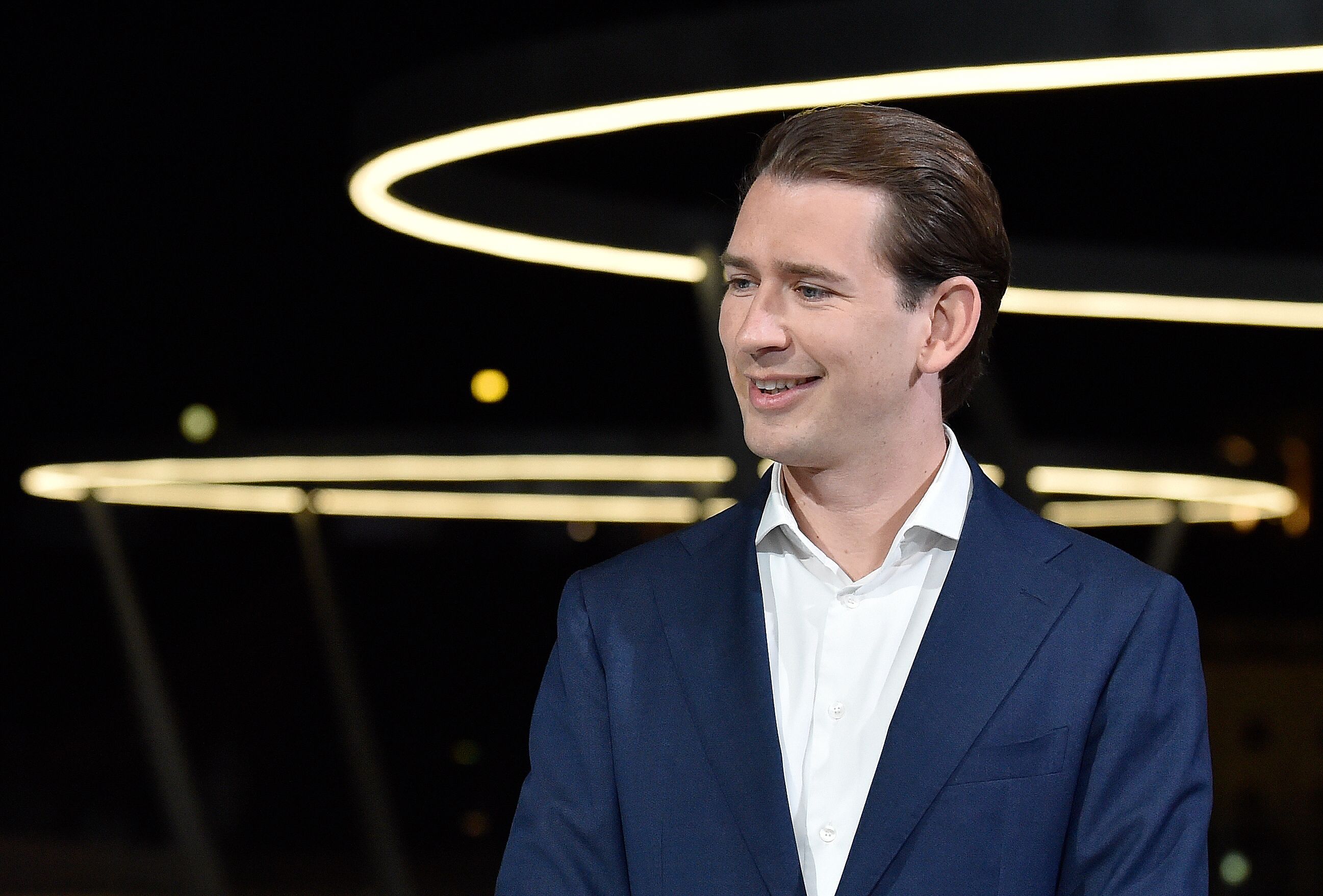 Österreichs Ex-Bundeskanzler Sebastian Kurz (hier im ORF-Sommergespräch 2021): Welche Vorteile bringt ihm der Rücktritt? Kritiker gehen davon aus, dass der Politiker die Fäden in der Hand behält, aber juristisch nicht wegen der Korruptionsvorwürfe belangt werden kann – es geht wohl um parlamentarische Immunität, die er als ÖVP-Chef behält.