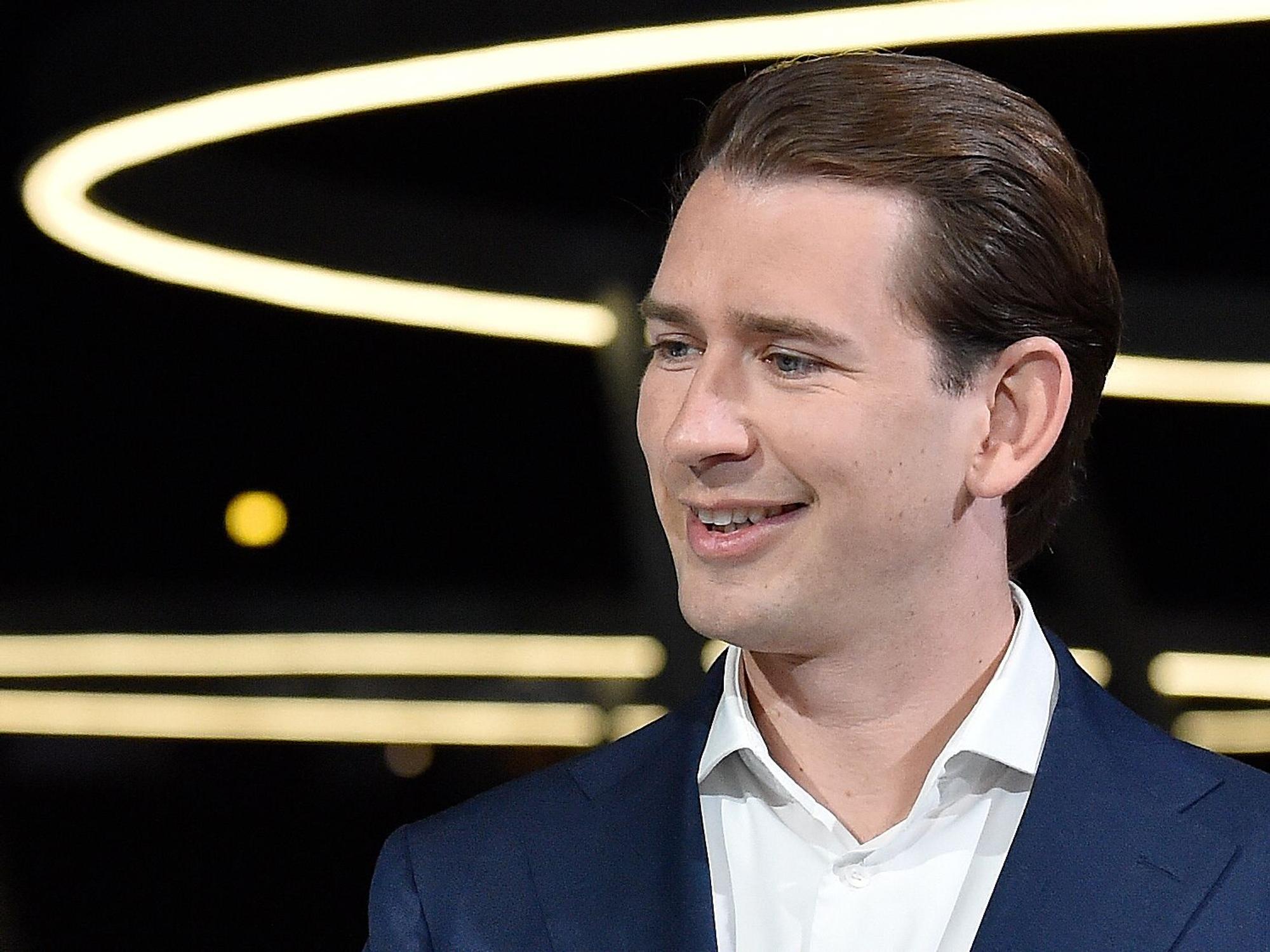 Österreichs Ex-Bundeskanzler Sebastian Kurz (hier im ORF-Sommergespräch 2021): Welche Vorteile bringt ihm der Rücktritt? Kritiker gehen davon aus, dass der Politiker die Fäden in der Hand behält, aber juristisch nicht wegen der Korruptionsvorwürfe belangt werden kann – es geht wohl um parlamentarische Immunität, die er als ÖVP-Chef behält.