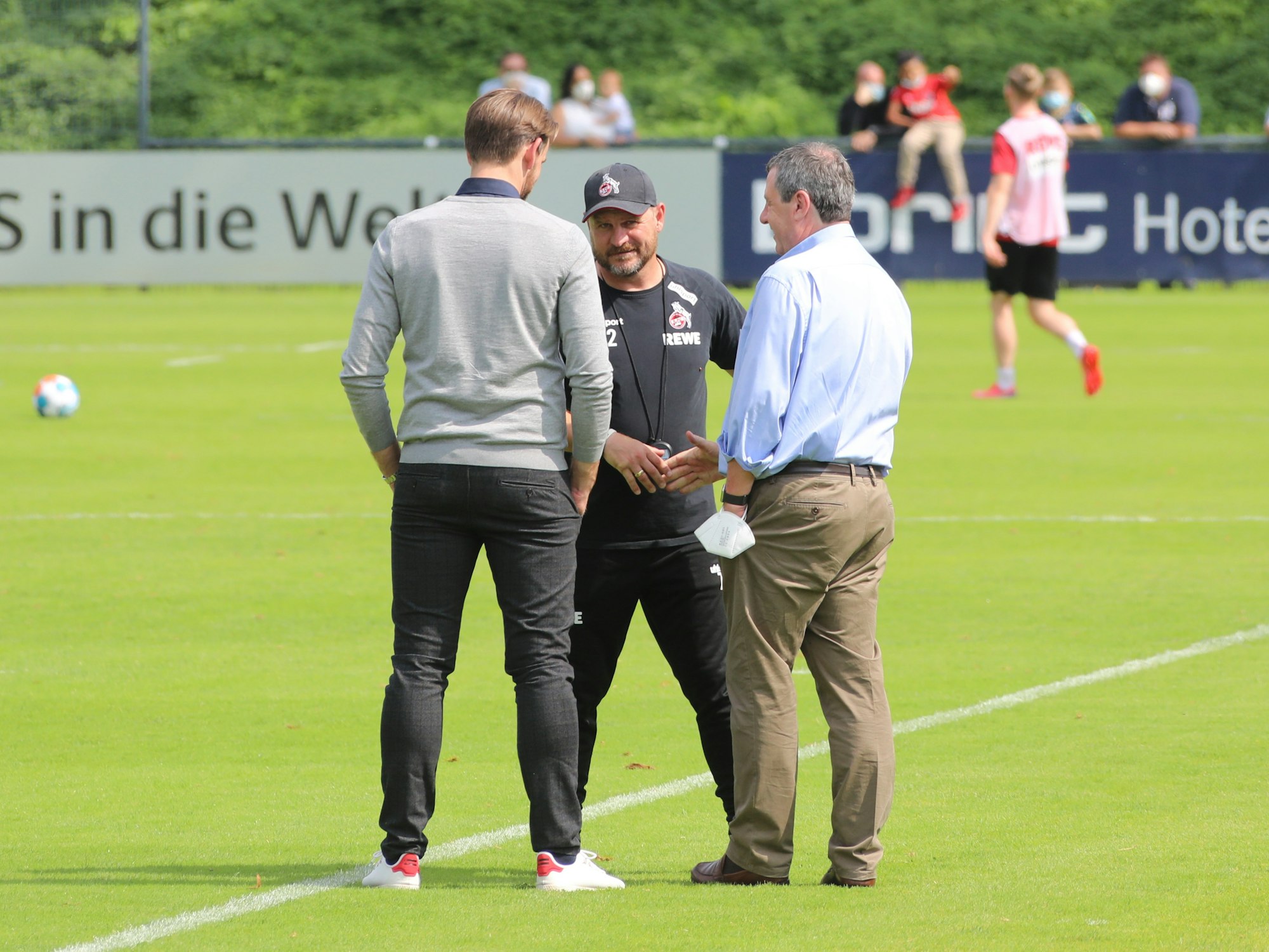 Werner Wolf schüttelt Steffen Baumgart die Hand.