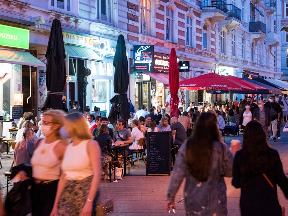In der Außengastronomie (wie hier im Hamburger Schanzenviertel) gehört Rauchen noch in das Alltagsbild.