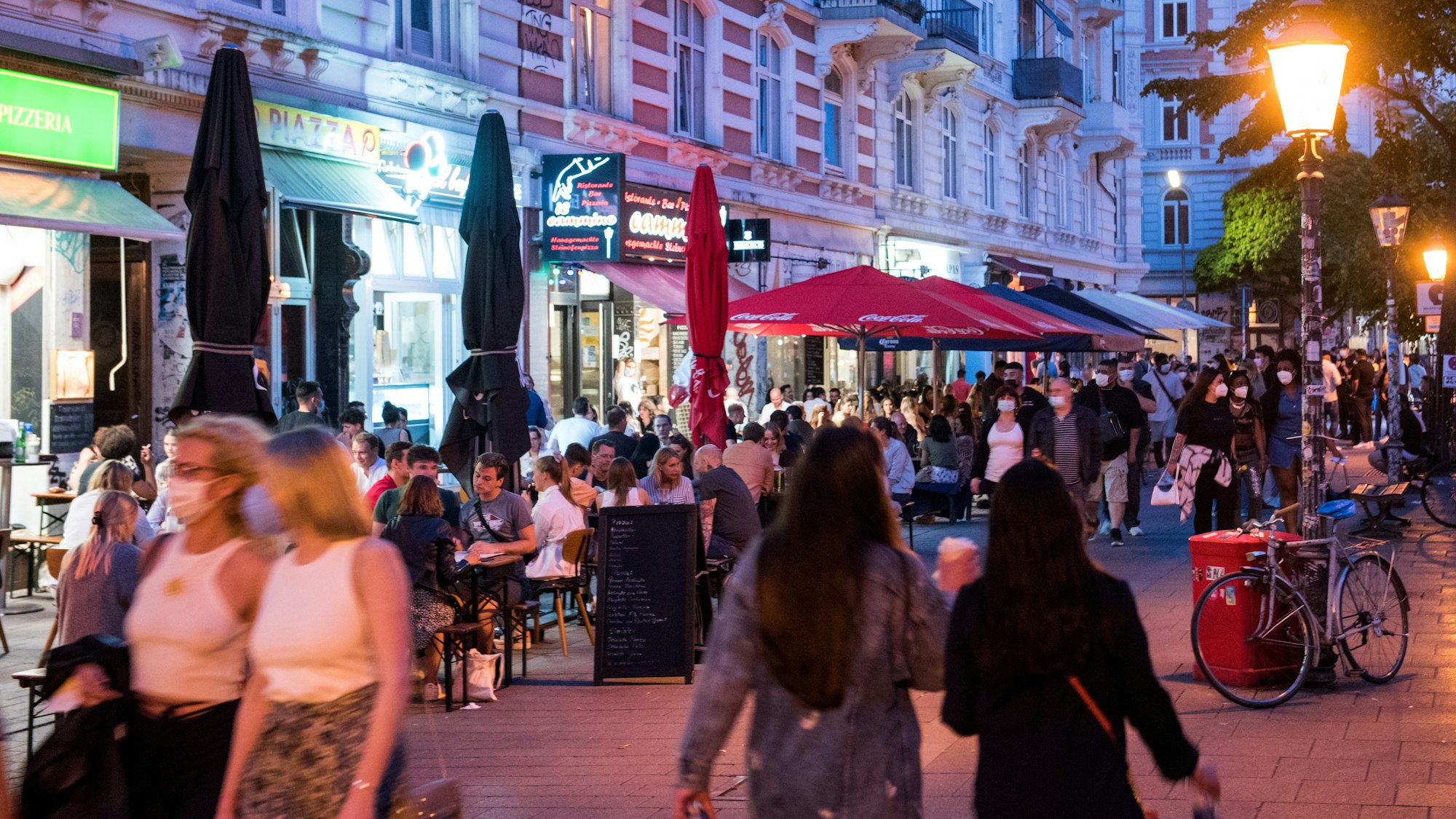 In der Außengastronomie (wie hier im Hamburger Schanzenviertel) gehört Rauchen noch in das Alltagsbild.