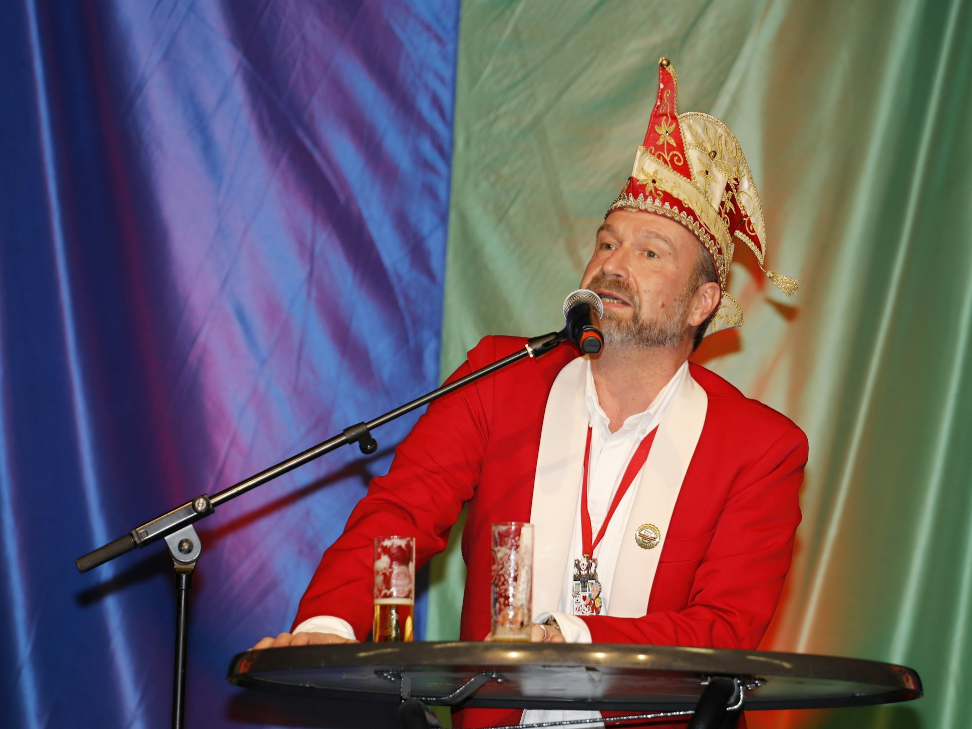 Volker Weininger lehnt an einem Stehtisch und spricht.