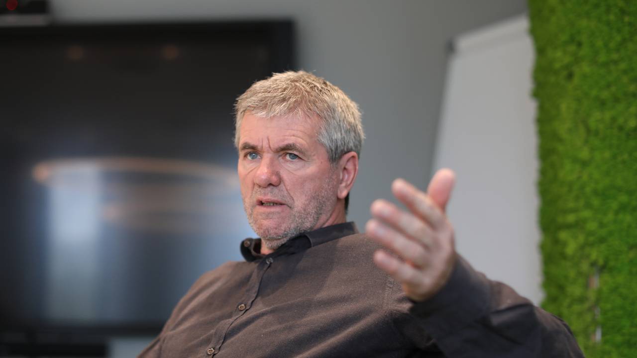 Friedhelm Funkel gestikuliert beim Interview.