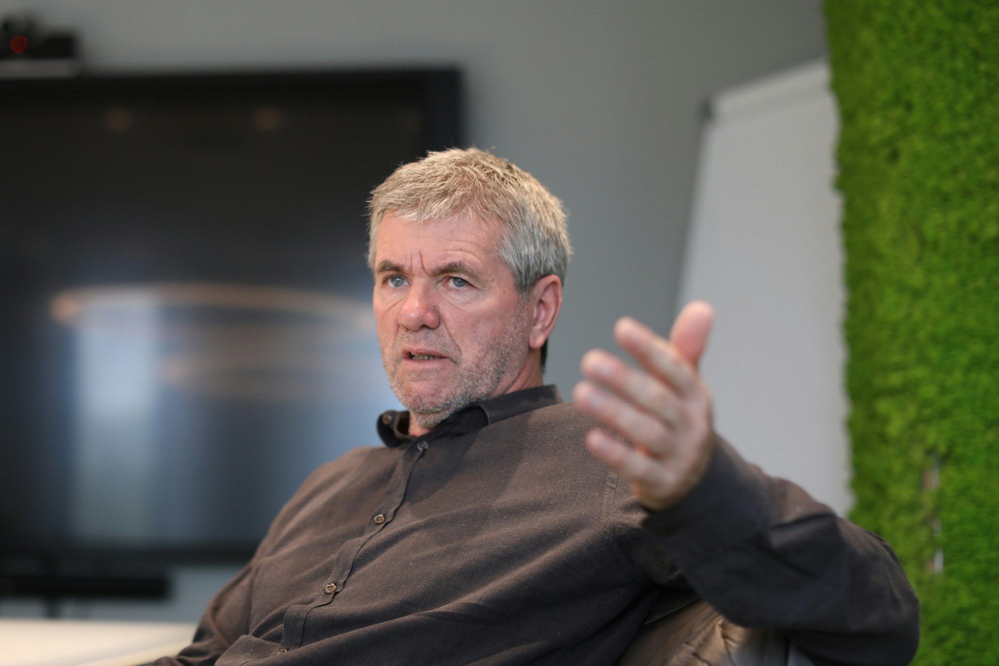 Friedhelm Funkel gestikuliert beim Interview.