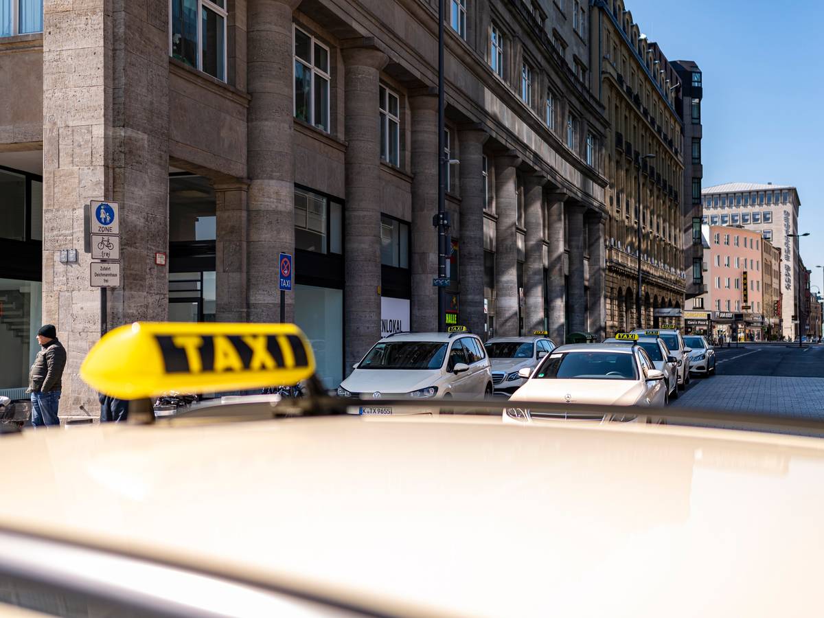 Taxen stehen in zwei Reihen am Bahnhofsvorplatz