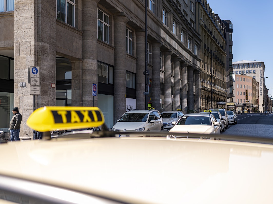 Taxen stehen in zwei Reihen am Bahnhofsvorplatz