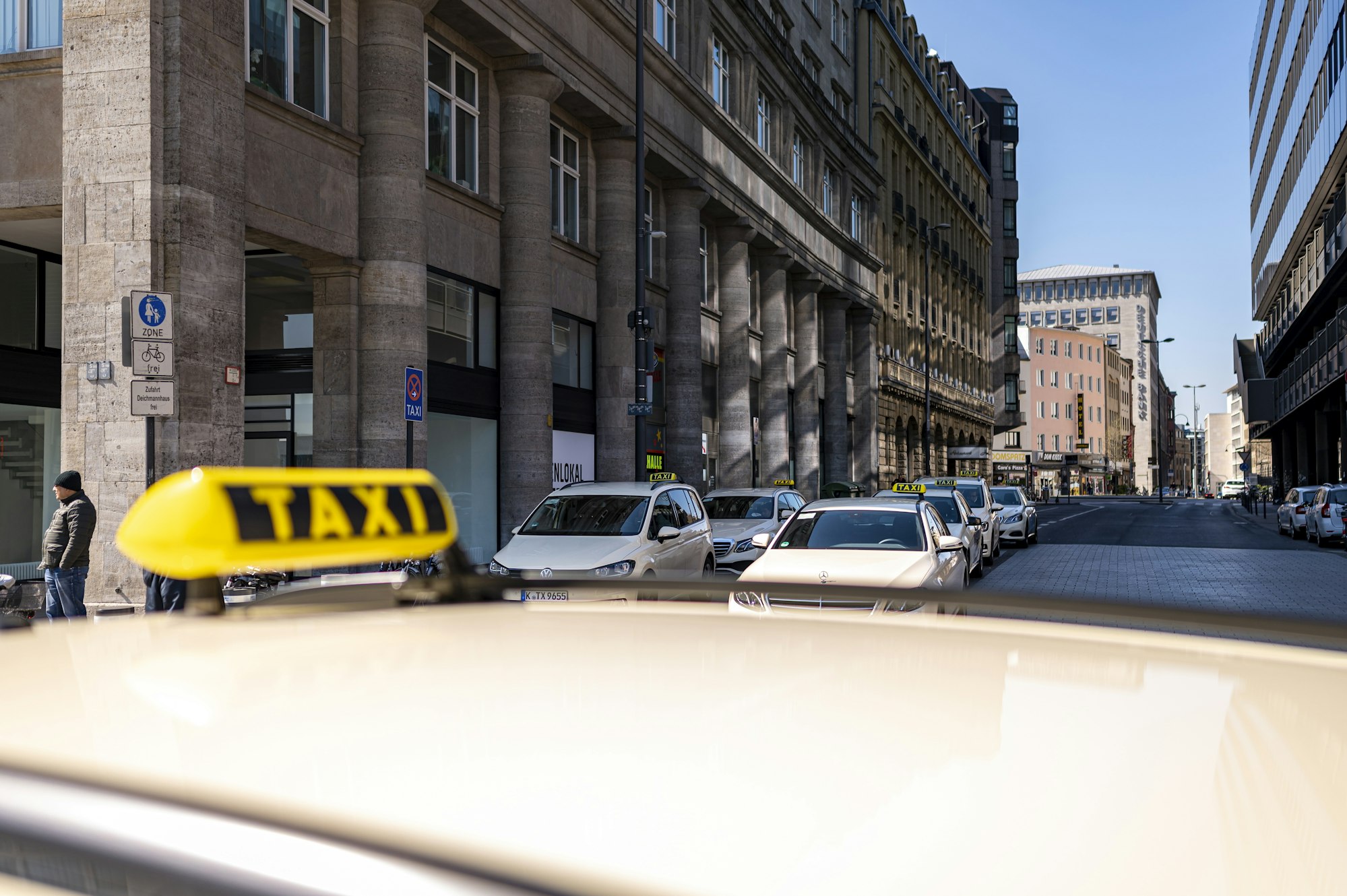 Taxen stehen in zwei Reihen am Bahnhofsvorplatz