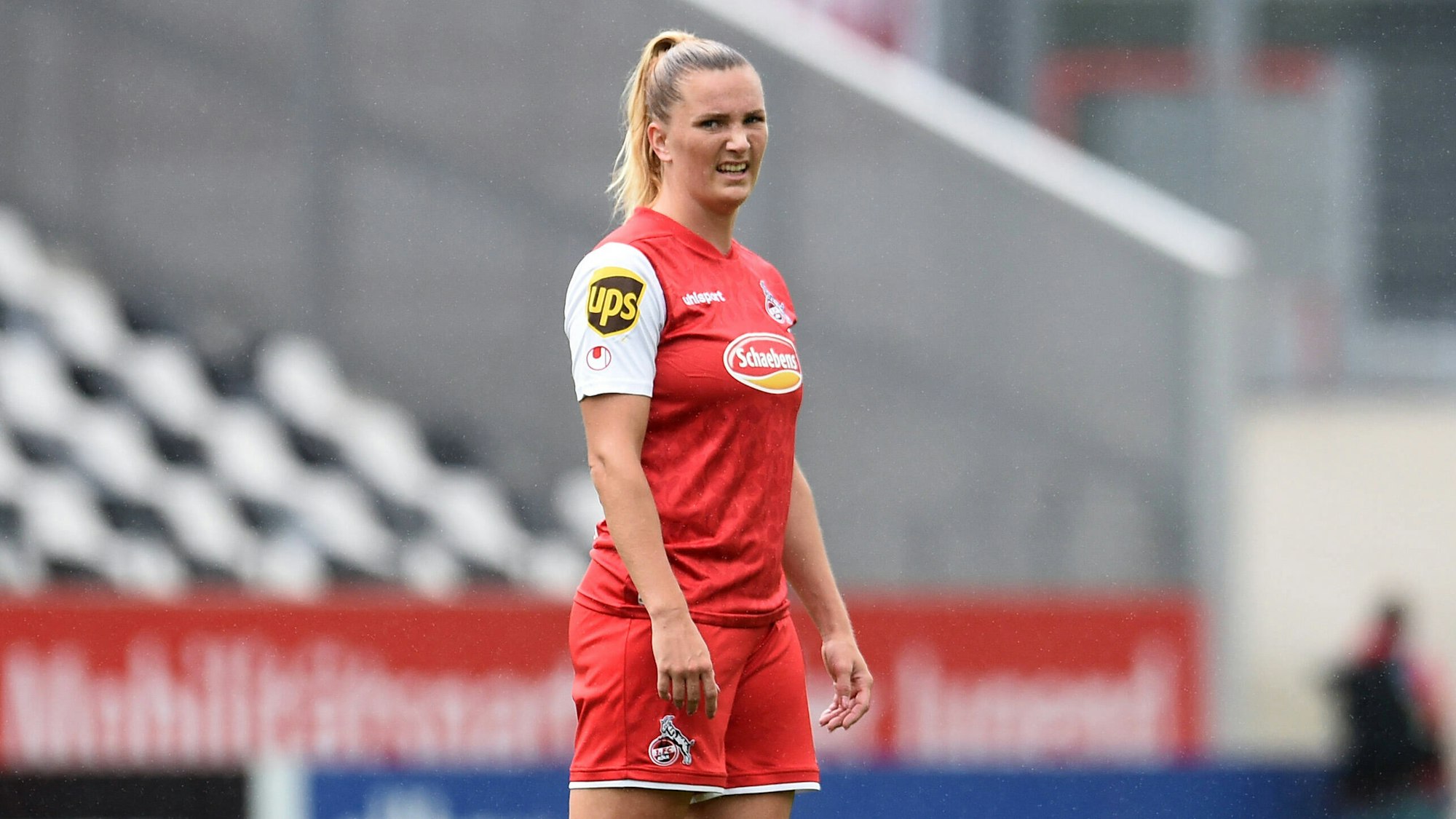 Rachel Rinast steht skeptisch schauend auf dem Platz