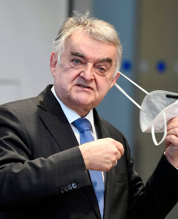 NRW-Innenminister Herbert Reul, hier bei einer Pressekonferenz 2021.