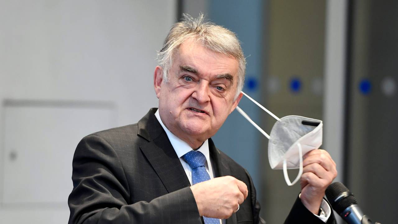 NRW-Innenminister Herbert Reul, hier bei einer Pressekonferenz 2021.
