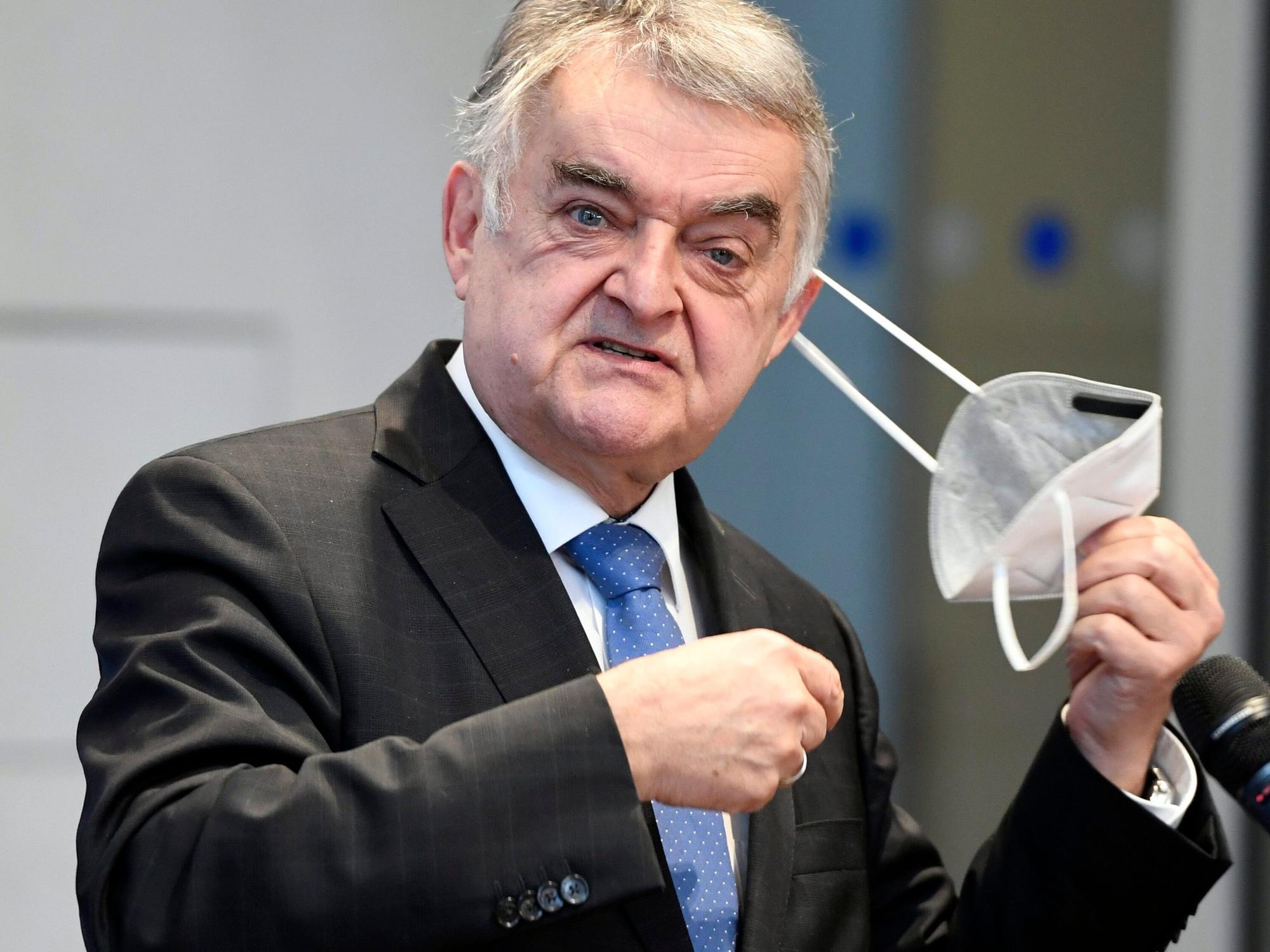 NRW-Innenminister Herbert Reul, hier bei einer Pressekonferenz 2021.