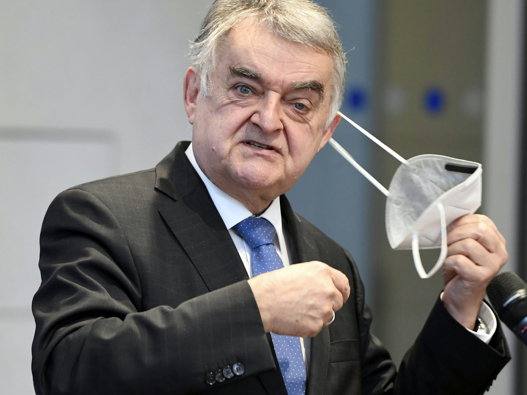 NRW-Innenminister Herbert Reul, hier bei einer Pressekonferenz 2021.