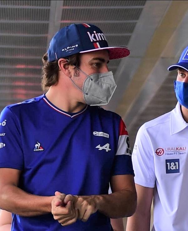 Fernando Alonso (l.) und Mick Schumacher unterhalten sich